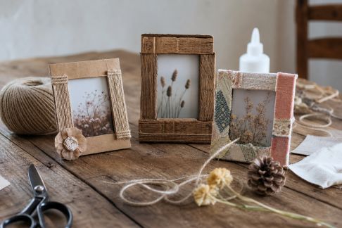 Créer des petits cadres souvenirs à partir de matériaux de récupération