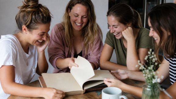 Réunir anecdotes et clichés dans un journal souvenir d’EVJF