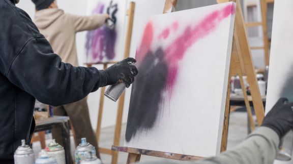 Session graffiti sur toile : exprimez votre créativité lors d’un atelier urbain et fun