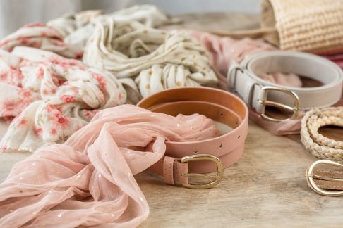 Des ceintures et foulards pour dynamiser les looks EVJF