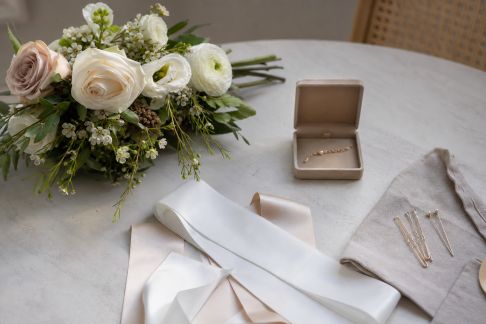 Accessoires personnalisés : comment créer une surprise pour la future mariée