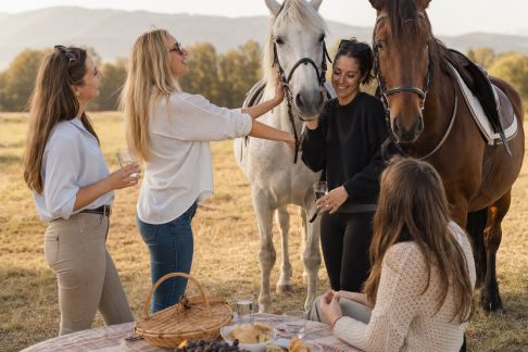 Balade à cheval et goûter champêtre : un combo nature et convivialité pour l’EVJF
