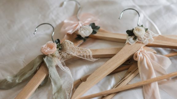 Astuces pour customiser des cintres à offrir à la future mariée