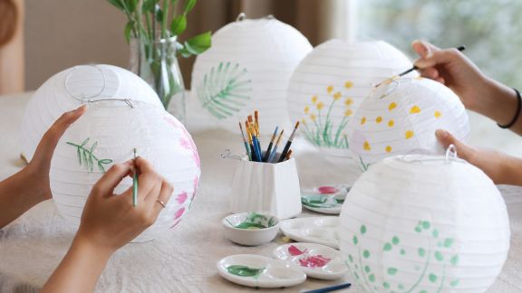DIY déco : personnaliser des lampions pour illuminer votre soirée