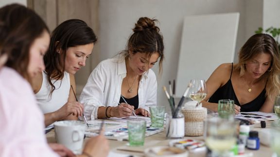 Team building artistique : l’expression créative comme moteur d’un EVJF réussi