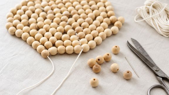 Fabriquer des dessous de plat originaux avec des perles en bois