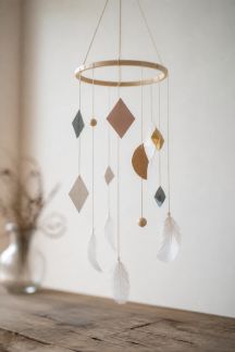 DIY déco : réaliser des mobiles suspendus pour une ambiance légère