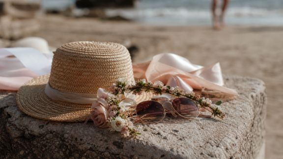 Adapter les accessoires EVJF pour un shooting en ville ou à la plage