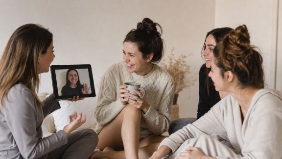 Comment intégrer les amies éloignées au groupe de témoin