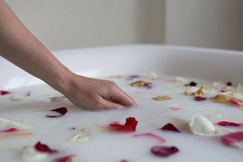 Les secrets d’un bain de lait inspiré de Cléopâtre pour une peau douce