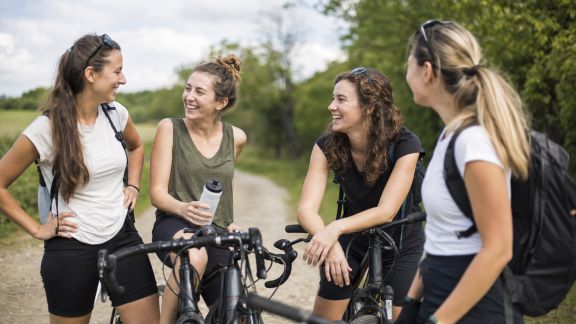 EVJF à vélo : itinéraires cyclo et escales insolites pour une aventure collective