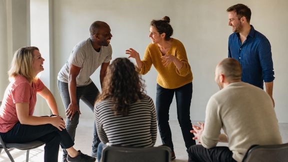 Team building et improvisation théâtrale : renforcer la complicité dans le groupe