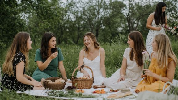 Balade nature et pique-nique champêtre : un retour aux sources avec la future mariée