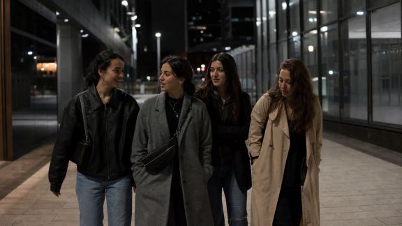 Randonnée urbaine nocturne : découvrir la ville autrement entre copines