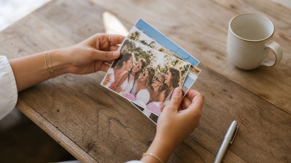 Transformer vos photos d’EVJF en cartes postales à envoyer aux invitées
