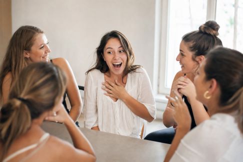 Jeux de rôle et scénarios drôles pour surprendre la future mariée