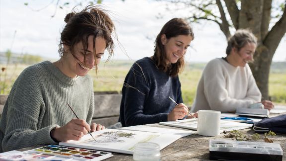 Initiation à l’aquarelle en plein air pour révéler votre fibre artistique avec la future mariée