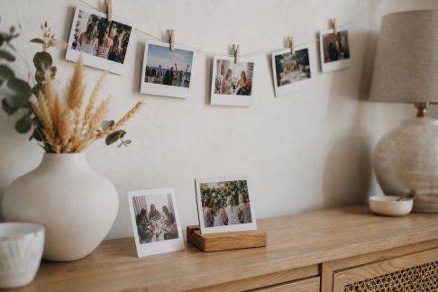 Astuces pour intégrer les polaroids EVJF dans votre déco intérieure