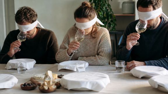 Découverte sensorielle : organiser une dégustation à l’aveugle