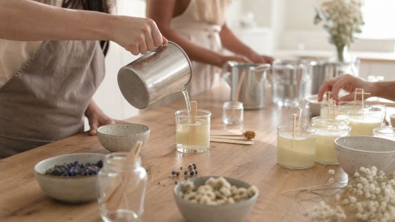 Atelier fabrication de bougies naturelles pour illuminer vos souvenirs d’EVJF
