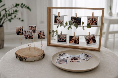 Idées de supports originaux pour exposer les photos EVJF le jour J