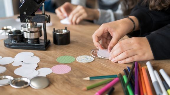 Atelier créations de badges : une animation ludique et personnalisée